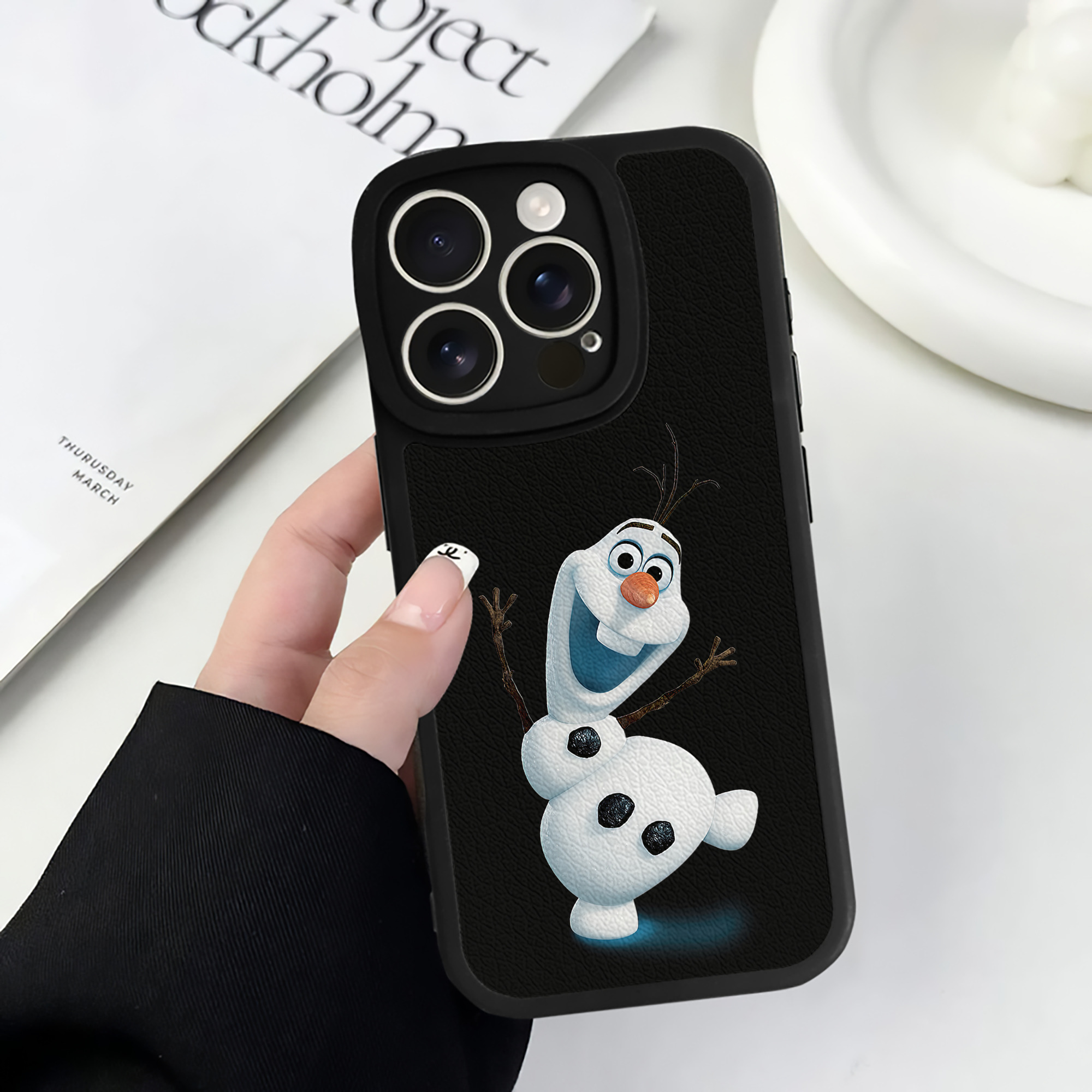 （画像用） アナと雪の女王 アンナ エルサ Frozen Anna Elsa 【iPhone 16シリーズ対応】シリコンスマホケース（レザー調） 材質：シリコン